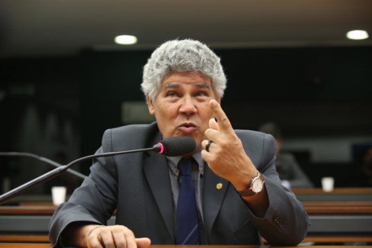 Mais de cem deputados assinam moção de solidariedade a Chico Alencar