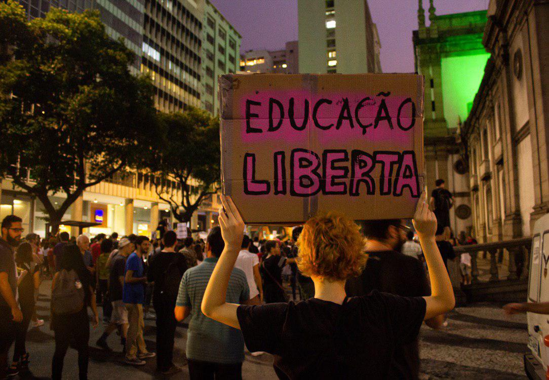 Cartaz Educação.Lia Castanho Imagem de destaque